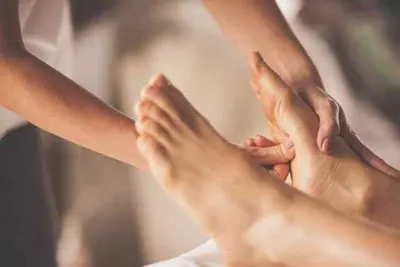 Reflexologia podal: massagem na sola do pé