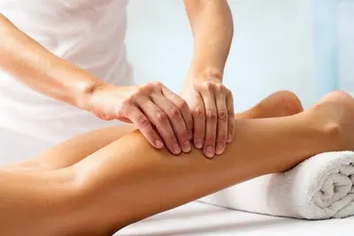 Massagem terapêutica na perna